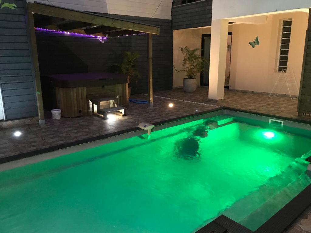 Le Flamboyant Avec Piscine Chauffee 30° Et Jacuzzi Apartment Saint-Andre Luaran gambar