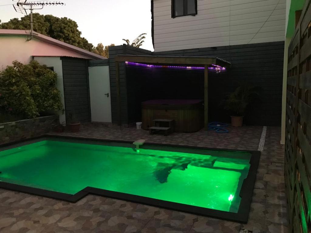 Le Flamboyant Avec Piscine Chauffee 30° Et Jacuzzi Apartment Saint-Andre Luaran gambar