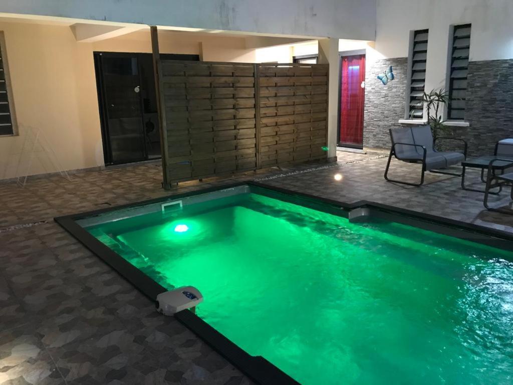 Le Flamboyant Avec Piscine Chauffee 30° Et Jacuzzi Apartment Saint-Andre Luaran gambar