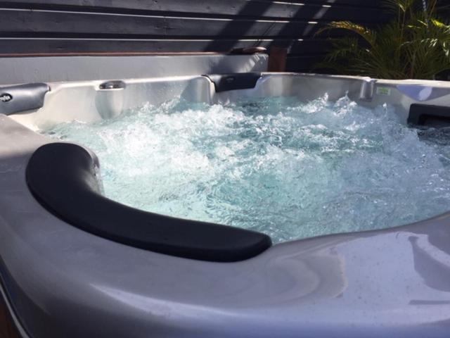 Le Flamboyant Avec Piscine Chauffee 30° Et Jacuzzi Apartment Saint-Andre Luaran gambar